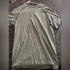 Lulu lemon men’s work out shirt